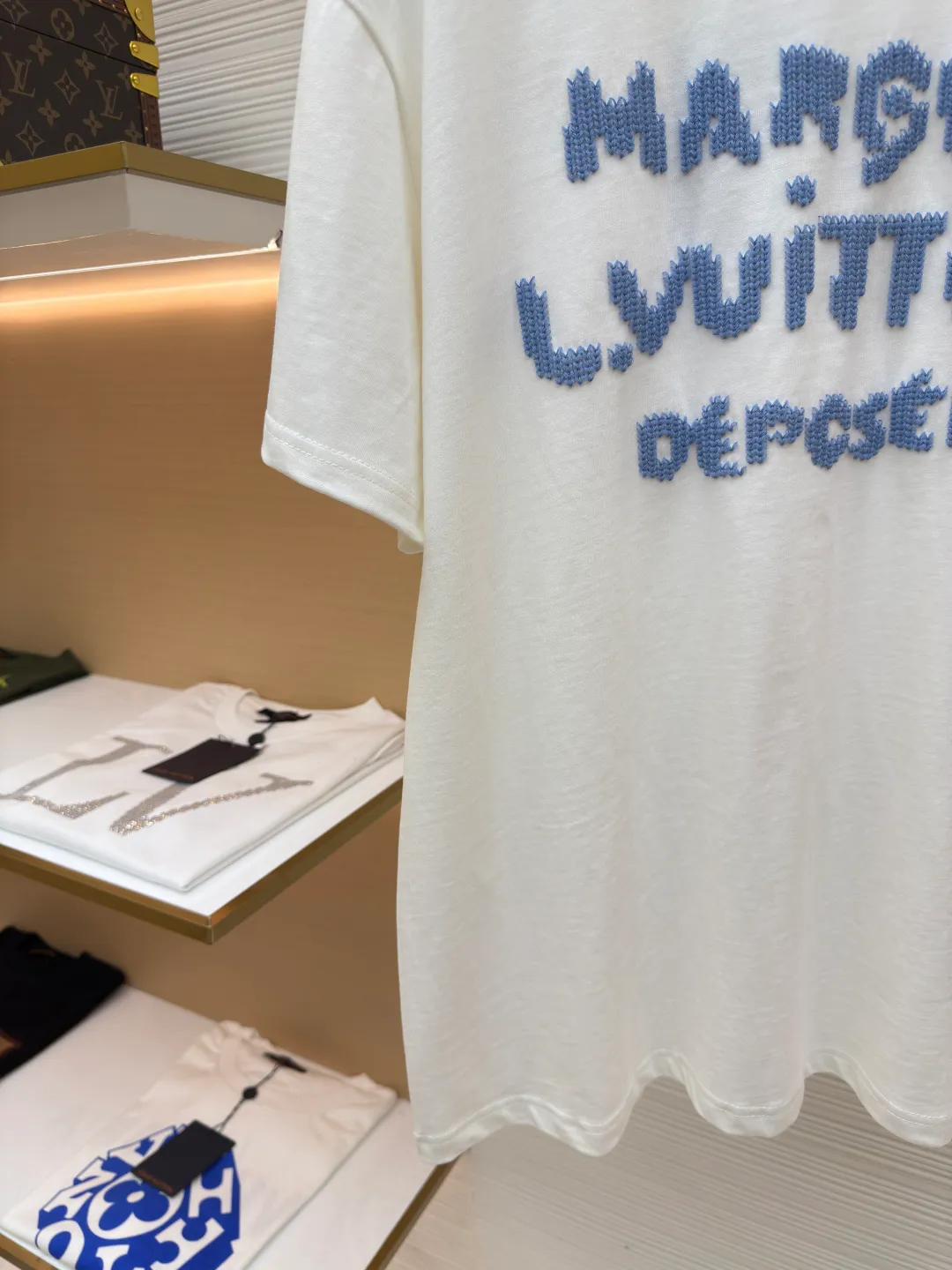 LOUIS VUITTON printed knitted round neck T-shirt ●Authentic product: purchased and developed by 14019 ●Item number: 1680659-A45 ●Fabric: cotton jersey fabric ●Technology: Printed knitted fabric ●Version: fitted version ●Weight: about 295 grams ●Size: XS-S-M-L ●Description: LV The new 2025 SS autumn and winter round neck T-shirt is made of cotton jersey and is carefully made with hook and loop embroidery techniques. It is an easy-to-wear item that can be worn with a jacket in autumn and winter. Playful logo lettering adorns the front and the LV logo is embroidered on the back, completing this beautiful piece! The overall wiring is straight and delicate, the fabric is comfortable and soft, and the color is consistent without color difference. It can be matched with the same style to create a fashionable look and control various occasions. Customized accessories, complete with three standards, same style for men and women!